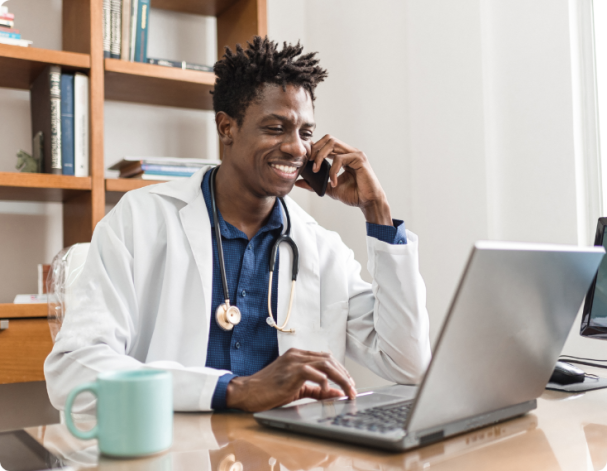 Médico usando o computador