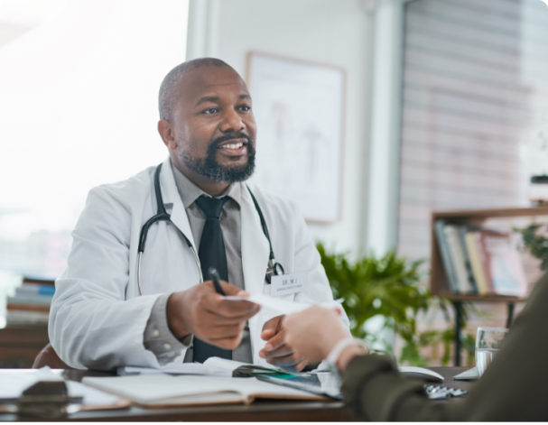 Médico conversando com paciente